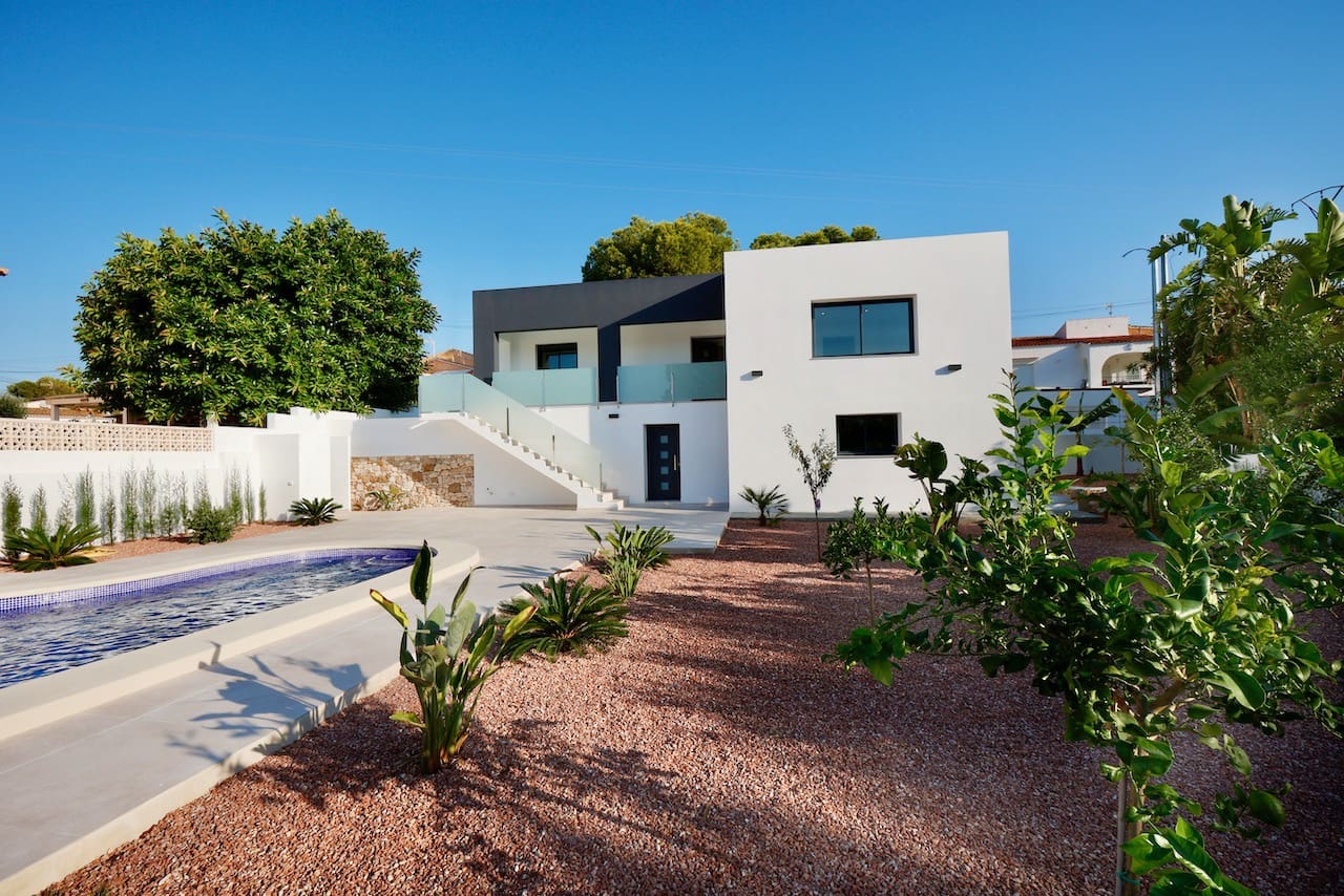 Chalet de 4 habitaciones en Calpe / Calp en venta con piscina - 840.000 € (Ref: 9331863)