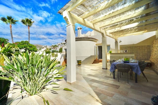 Chalet de 4 habitaciones en Moraira, Teulada-Moraira en venta con piscina - 2.495.000 € (Ref: 9357623)
