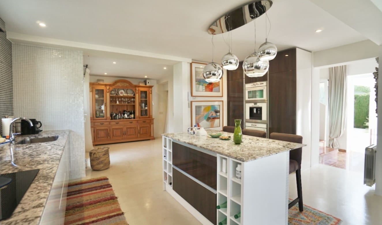 4 slaapkamer Villa te koop in Moraira met zwembad - € 2.495.000 (Ref: 9357623)