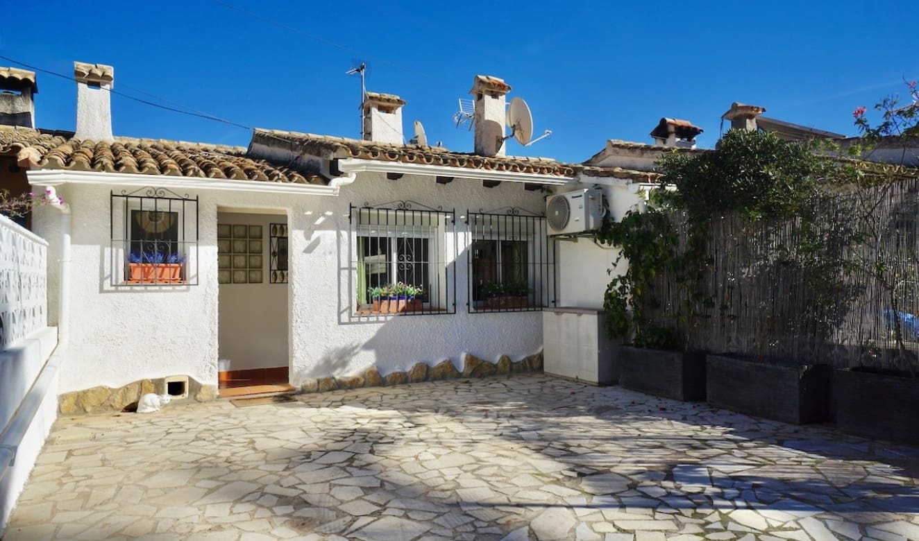 2 bedroom Bungalow for sale in Moraira with pool - € 349,000 (Ref: 9500749)