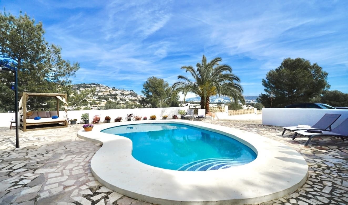 5 bedroom Villa for sale in Moraira with pool - € 895,000 (Ref: 9708082)