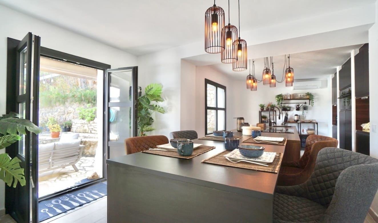 5 bedroom Villa for sale in Moraira with pool - € 895,000 (Ref: 9708082)