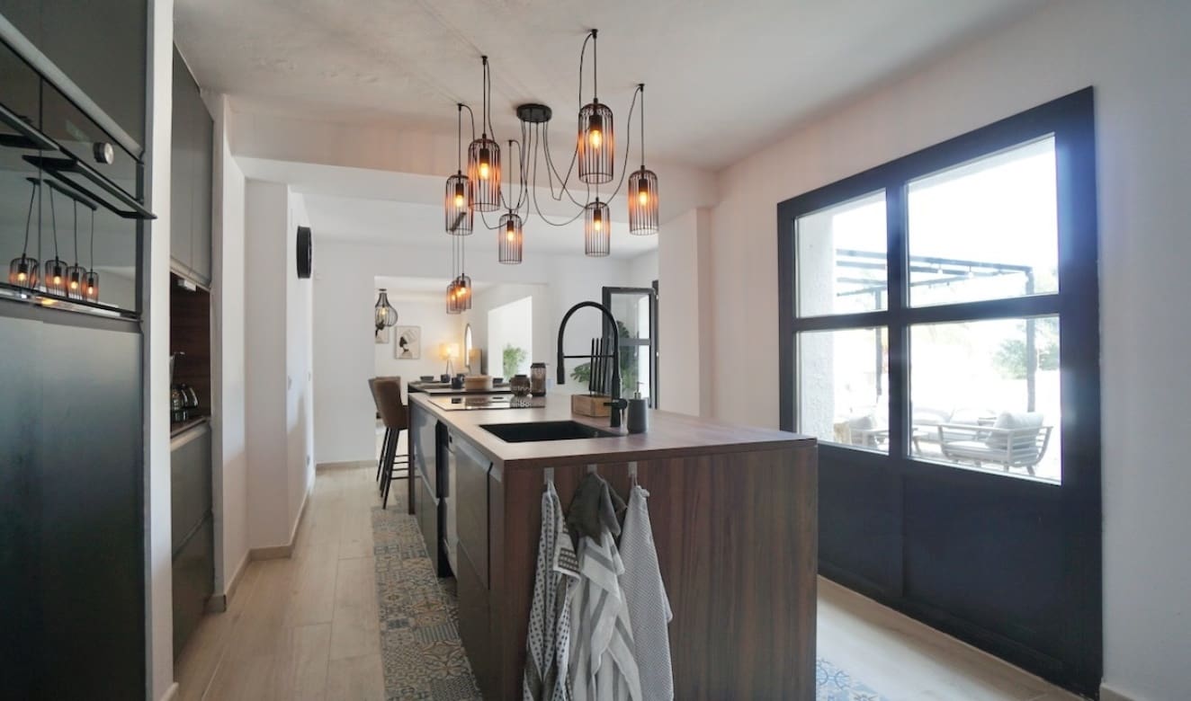 5 bedroom Villa for sale in Moraira with pool - € 895,000 (Ref: 9708082)