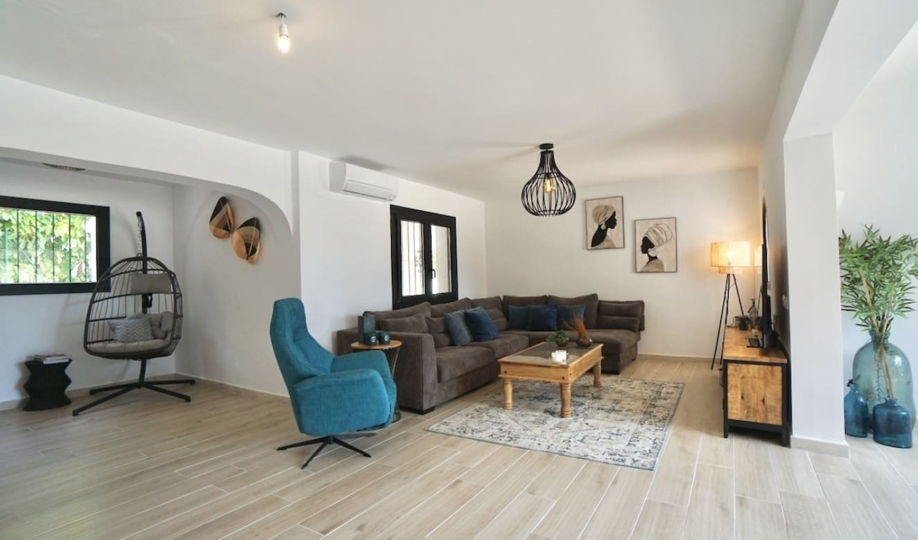 5 bedroom Villa for sale in Moraira with pool - € 895,000 (Ref: 9708082)