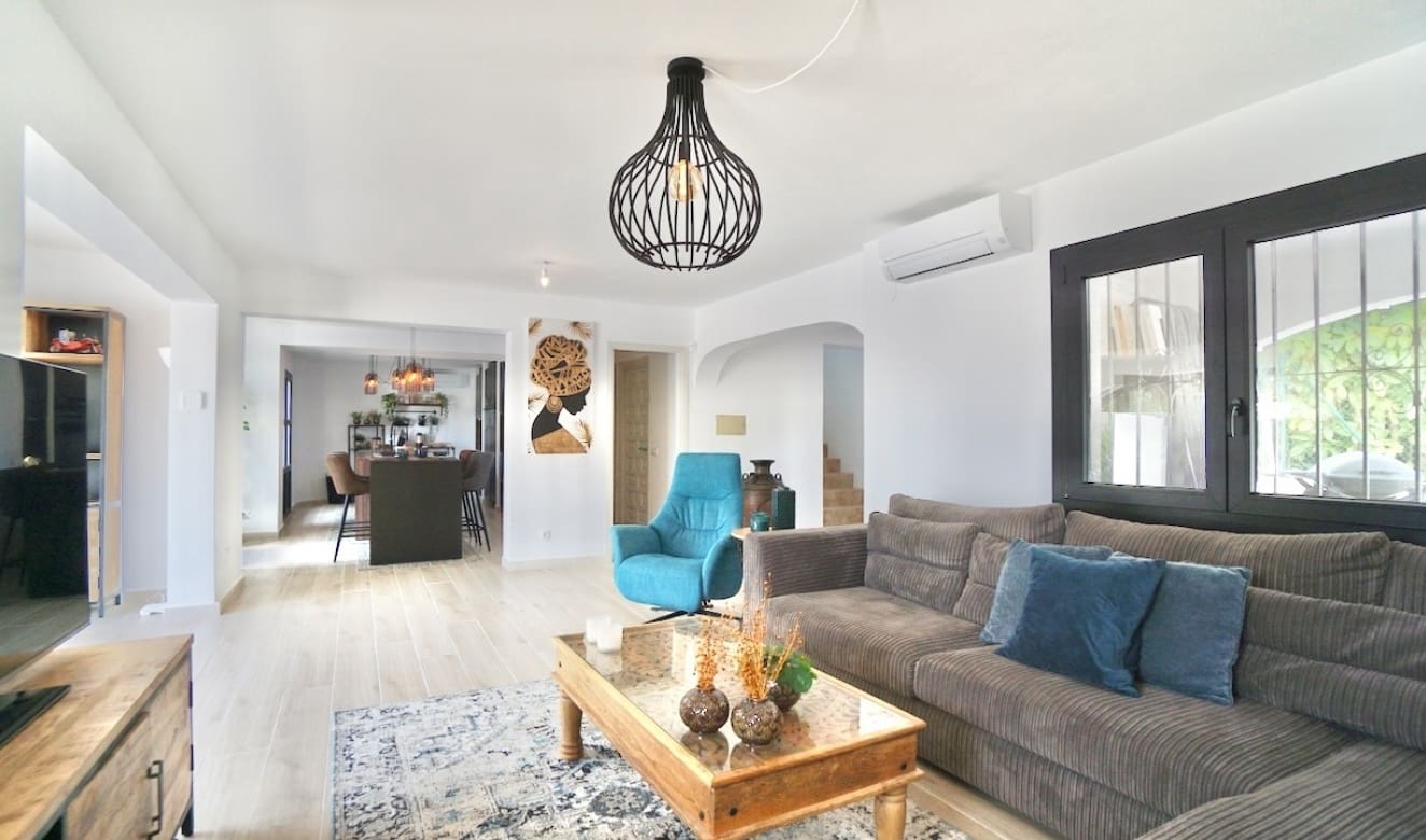 5 bedroom Villa for sale in Moraira with pool - € 895,000 (Ref: 9708082)