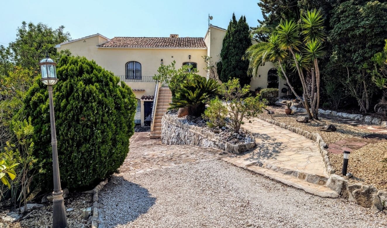 4 slaapkamer Villa te koop in Moraira met zwembad - € 875.000 (Ref: 9758403)