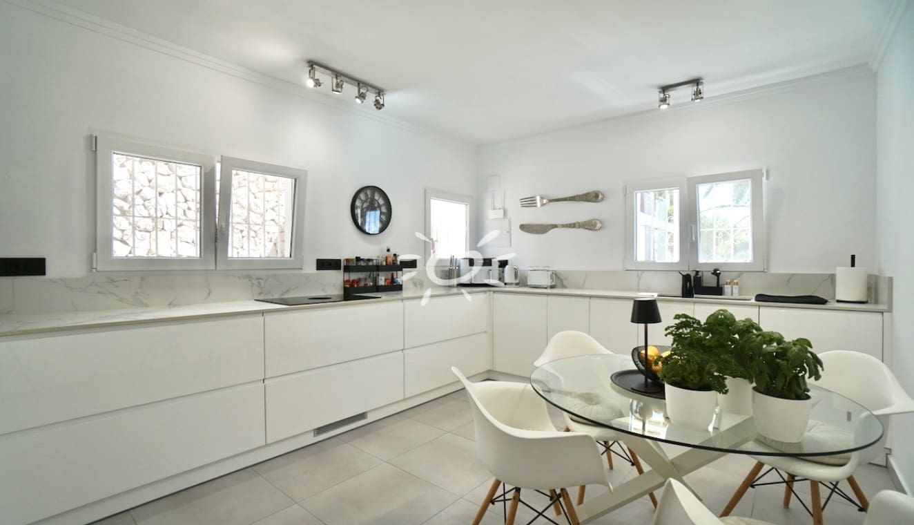 4 Zimmer Villa zu verkaufen in Moraira mit Pool - 1.270.000 € (Ref: 9841856)