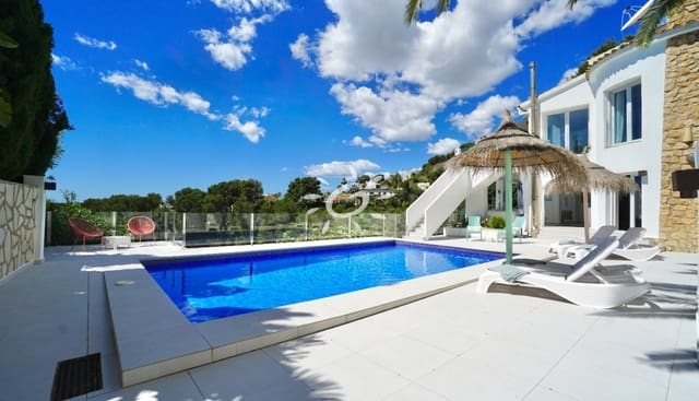Chalet de 4 habitaciones en Moraira, Teulada-Moraira en venta con piscina - 1.270.000 € (Ref: 9841856)