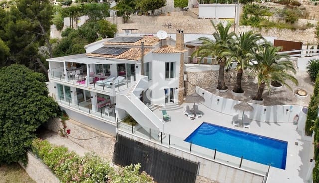 Chalet de 4 habitaciones en Moraira, Teulada-Moraira en venta con piscina - 1.270.000 € (Ref: 9841856)