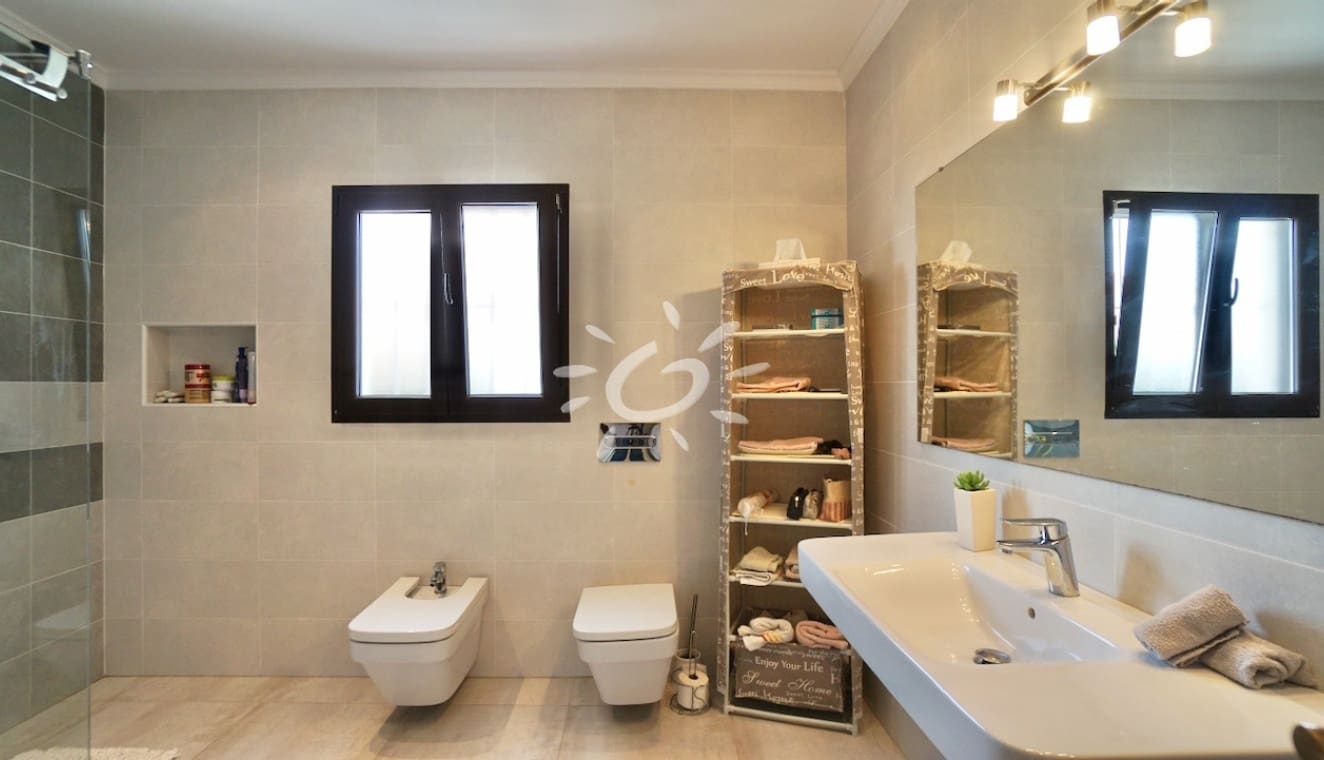 3 bedroom Villa for sale in Moraira with pool garage - € 1,050,000 (Ref: 9858864)