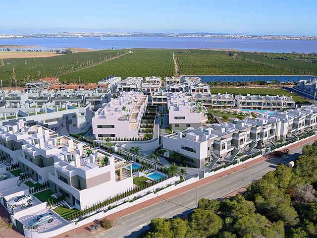 Bungalow de 3 habitaciones en Los Balcones - Los Altos, Torrevieja en venta con piscina garaje - 371.000 € (Ref: 10021200)