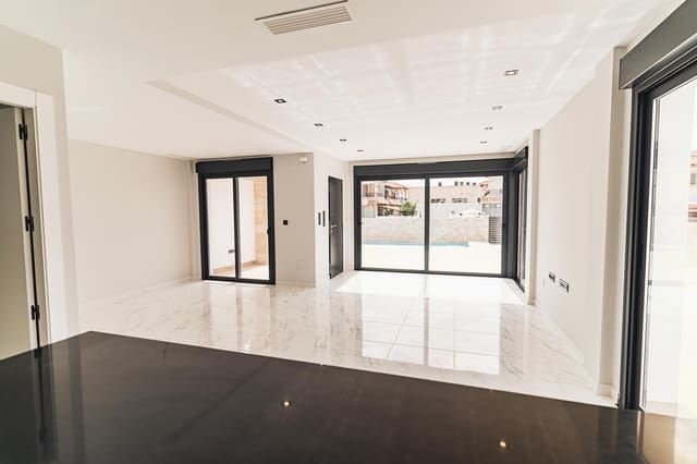 4 sypialnia Bungalow na sprzedaż w Punta Prima, Orihuela z basenem garażem - 699 900 € (Ref: 10153967)