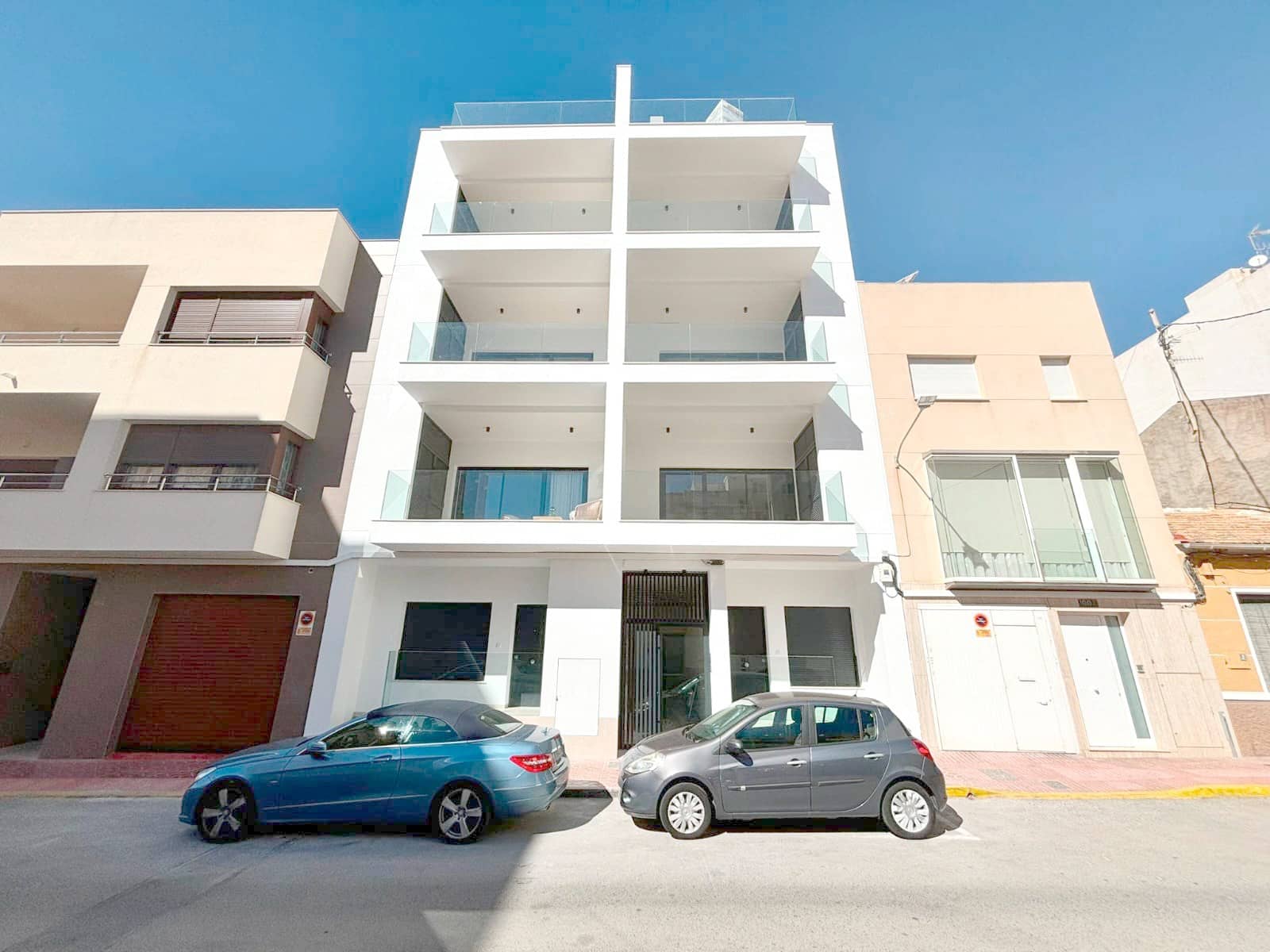 3 bedroom Apartment for sale in Guardamar del Segura with garage - € 349,500 (Ref: 9458770)