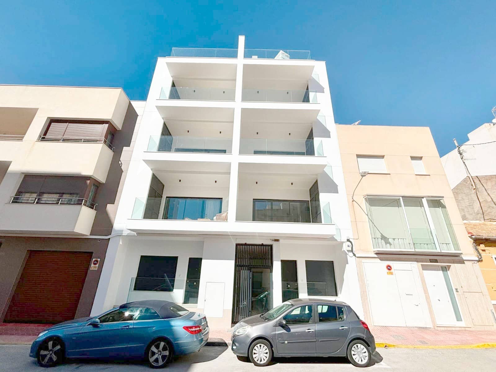 3 bedroom Apartment for sale in Guardamar del Segura with garage - € 349,500 (Ref: 9458770)