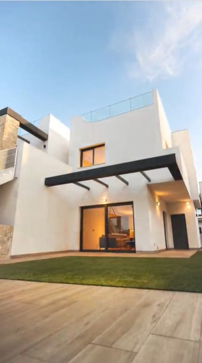 3 bedroom Villa for sale in Villamartin with pool garage - € 363,500 (Ref: 9458829)
