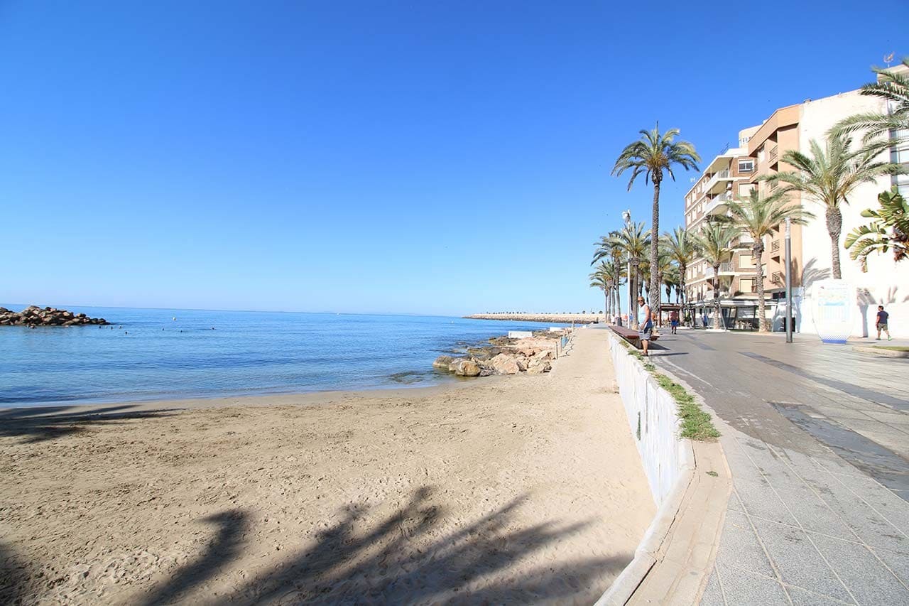 3 makuuhuone Huvila myytävänä paikassa Los Balcones mukana uima-altaan 
autotalli - 700 000 € (Ref: 9458996)