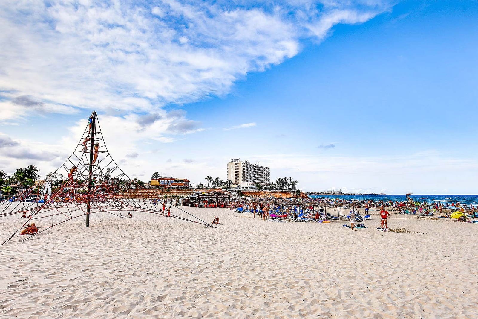 Chalet de 3 habitaciones en La Zenia en venta con piscina garaje - 890.000 € (Ref: 9459252)