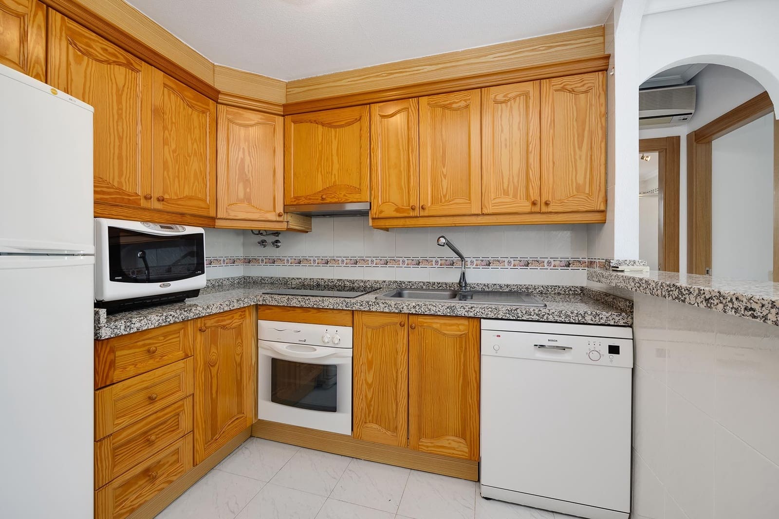 2 Zimmer Apartment zu verkaufen in Torrevieja mit Pool Garage - 205.000 € (Ref: 9459359)