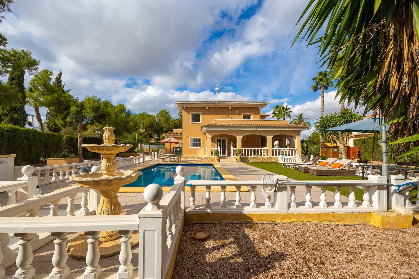 5 bedroom Villa for sale in Aspe with pool - € 549,000 (Ref: 9459363)