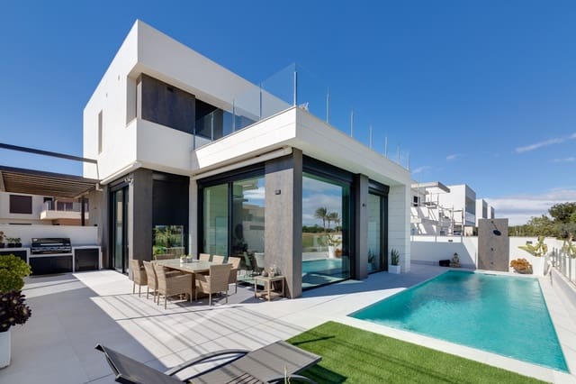 Chalet de 3 habitaciones en Pinar de Campoverde, Pilar de la Horadada en venta con piscina garaje - 584.000 € (Ref: 9730906)