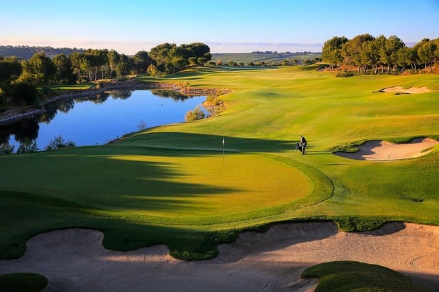 3 soverom Villa til salgs i Las Colinas Golf, Orihuela med svømmebasseng garasje - € 1 090 000 (Ref: 9938455)