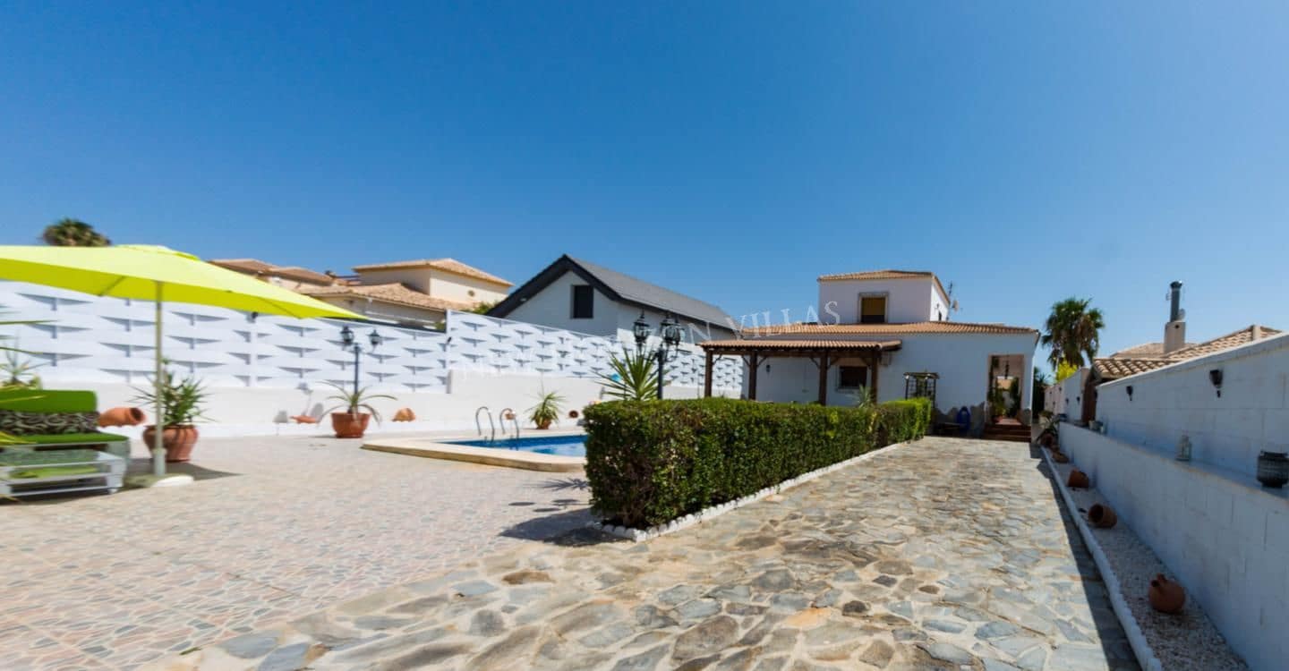 Chalet de 3 habitaciones en Arboleas en alquiler con piscina garaje - 900 € (Ref: 6293927)