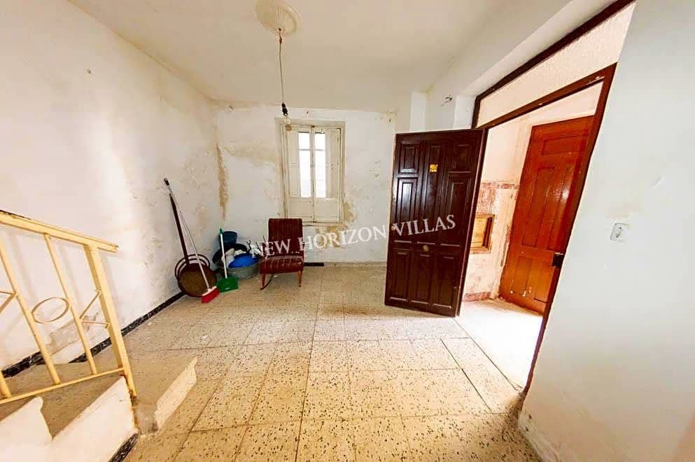 6 makuuhuone Maalaistalo myytävänä paikassa Lubrin - 43 500 € (Ref: 7268420)