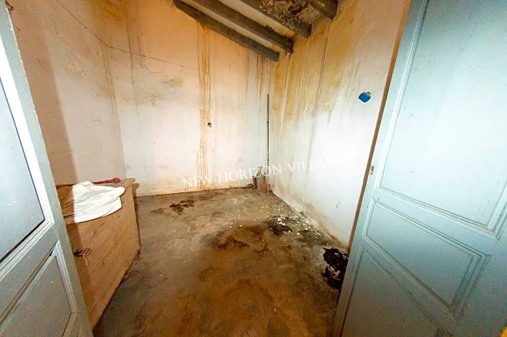 6 makuuhuone Maalaistalo myytävänä paikassa Lubrin - 43 500 € (Ref: 7268420)