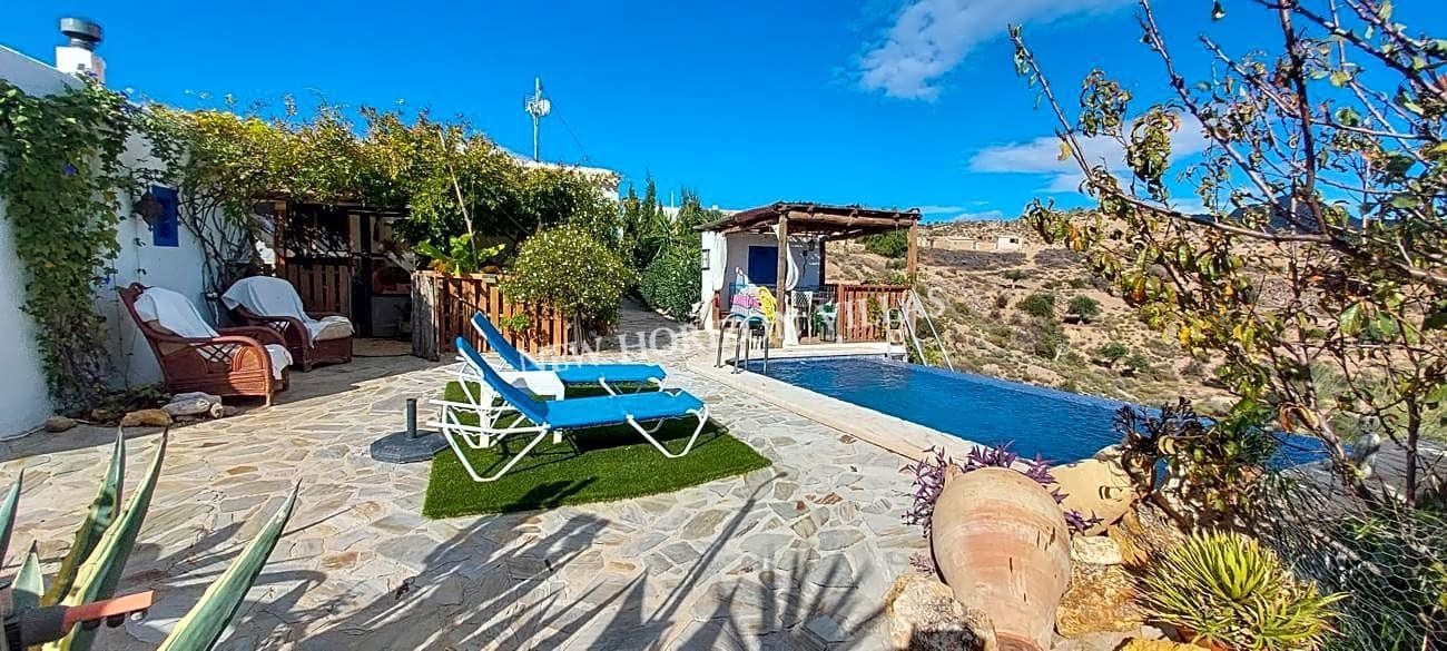 Chalet de 2 habitaciones en Oria en alquiler con piscina garaje - 850 € (Ref: 7876764)