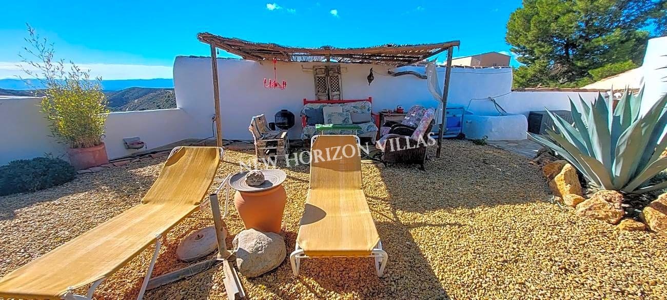 Chalet de 2 habitaciones en Oria en alquiler con piscina garaje - 850 € (Ref: 7876764)