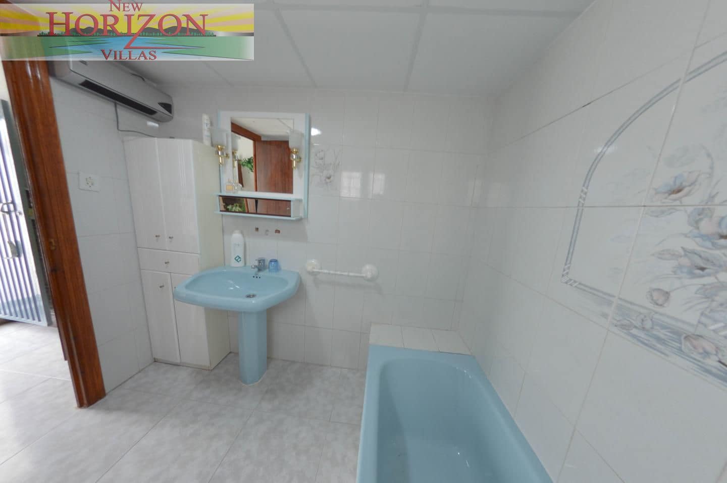 4 bedroom Villa for sale in La Alfoquia - € 155,000 (Ref: 8506751)