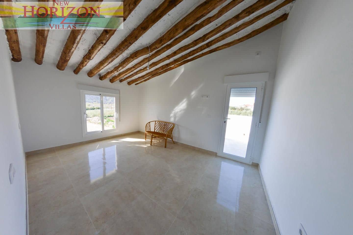 8 bedroom Villa for rent in La Alfoquia - € 1,200 (Ref: 8712936)