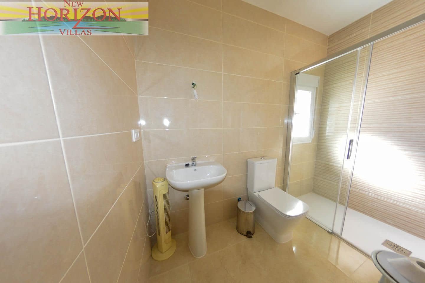 8 bedroom Villa for rent in La Alfoquia - € 1,200 (Ref: 8712936)