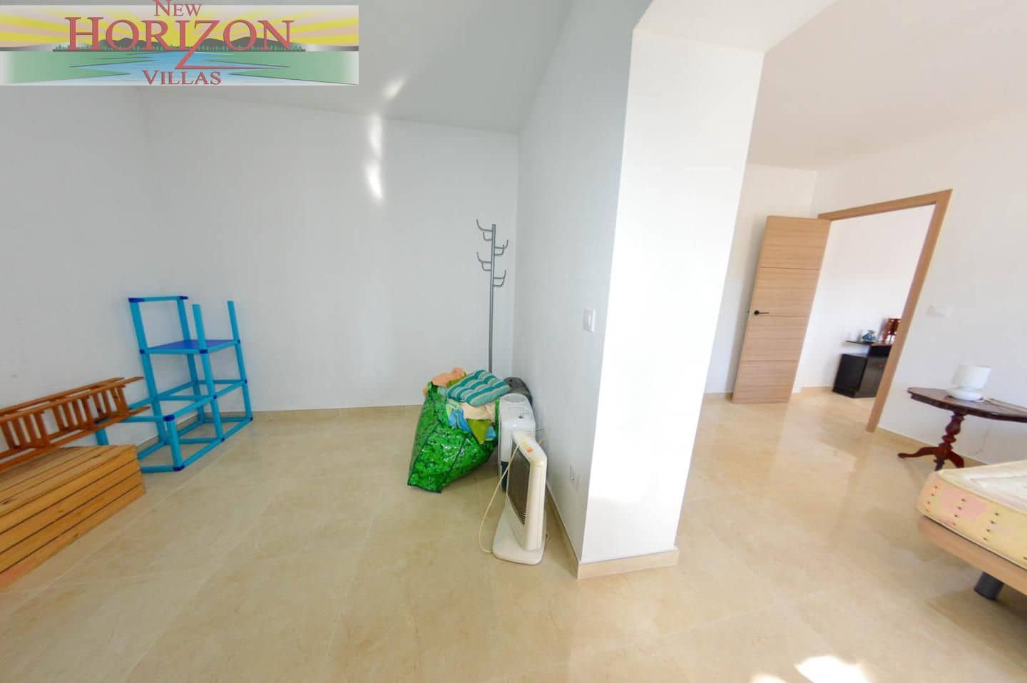 8 bedroom Villa for rent in La Alfoquia - € 1,200 (Ref: 8712936)
