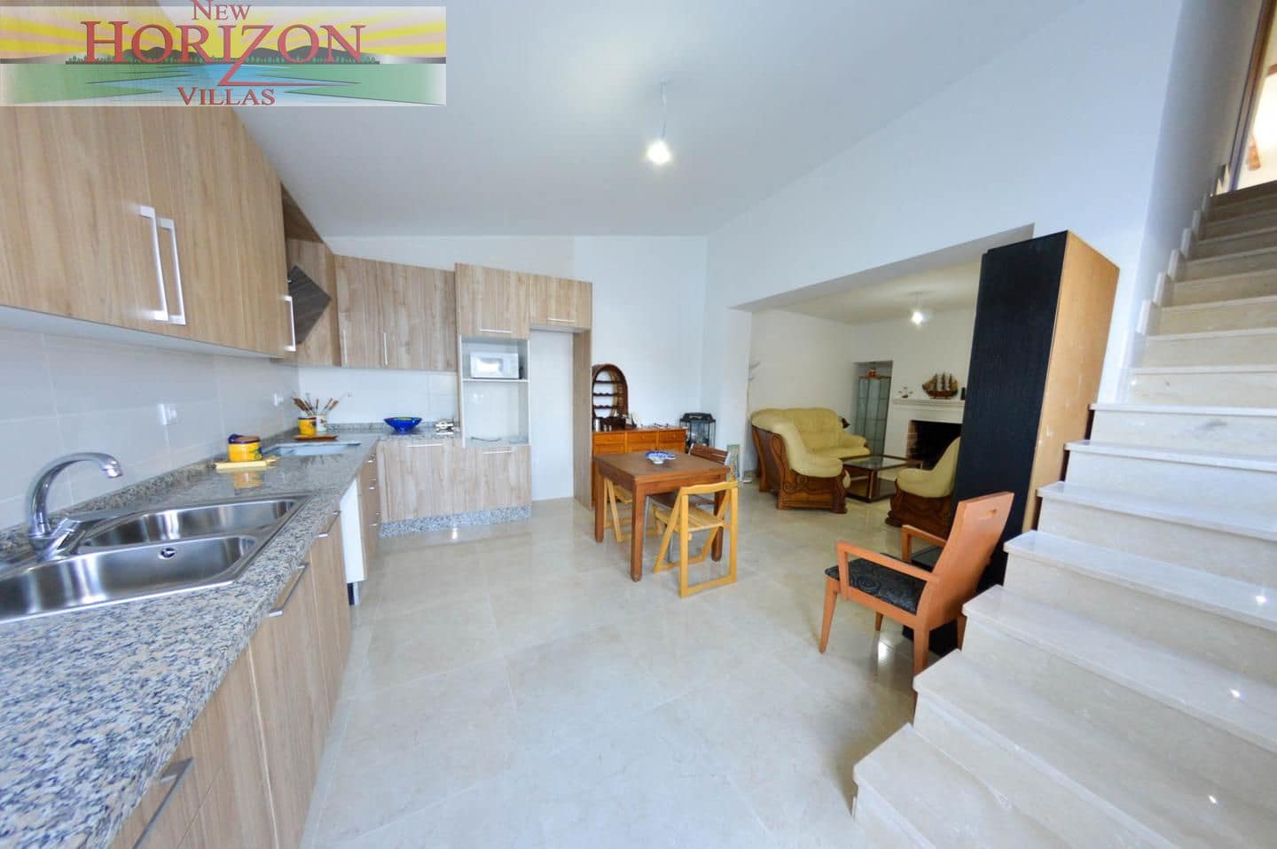 8 bedroom Villa for rent in La Alfoquia - € 1,200 (Ref: 8712936)