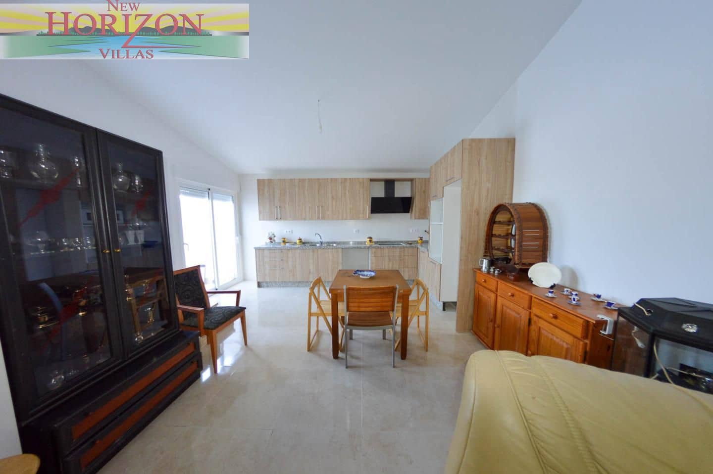 8 bedroom Villa for rent in La Alfoquia - € 1,200 (Ref: 8712936)