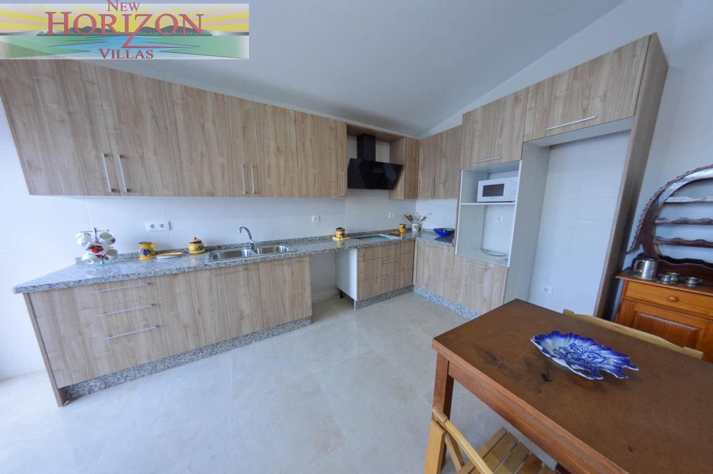 8 bedroom Villa for rent in La Alfoquia - € 1,200 (Ref: 8712936)
