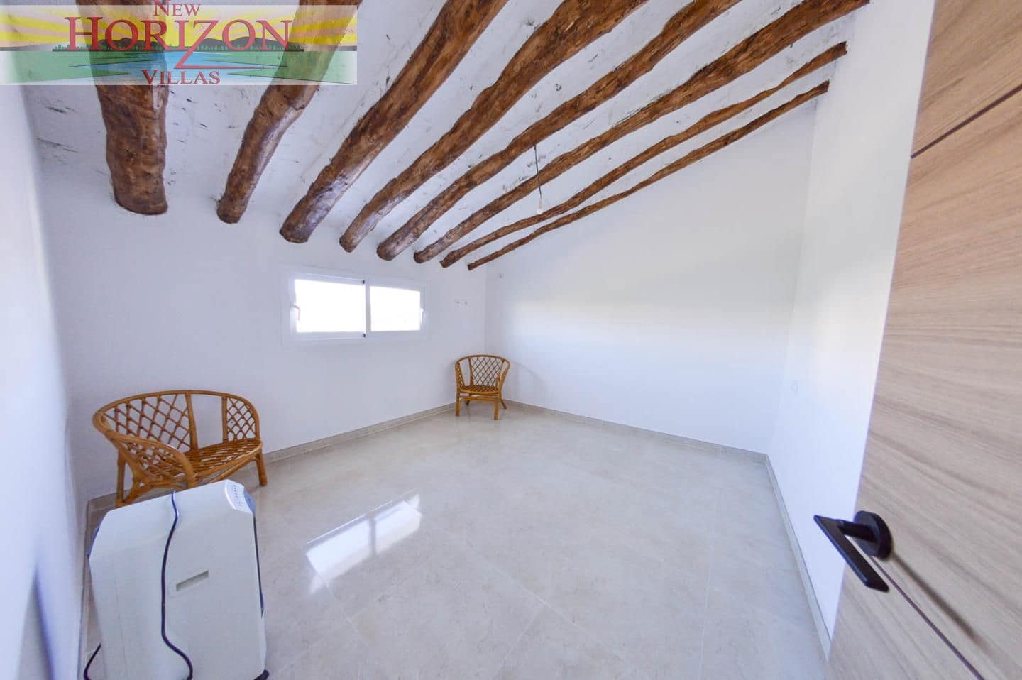 8 bedroom Villa for rent in La Alfoquia - € 1,200 (Ref: 8712936)