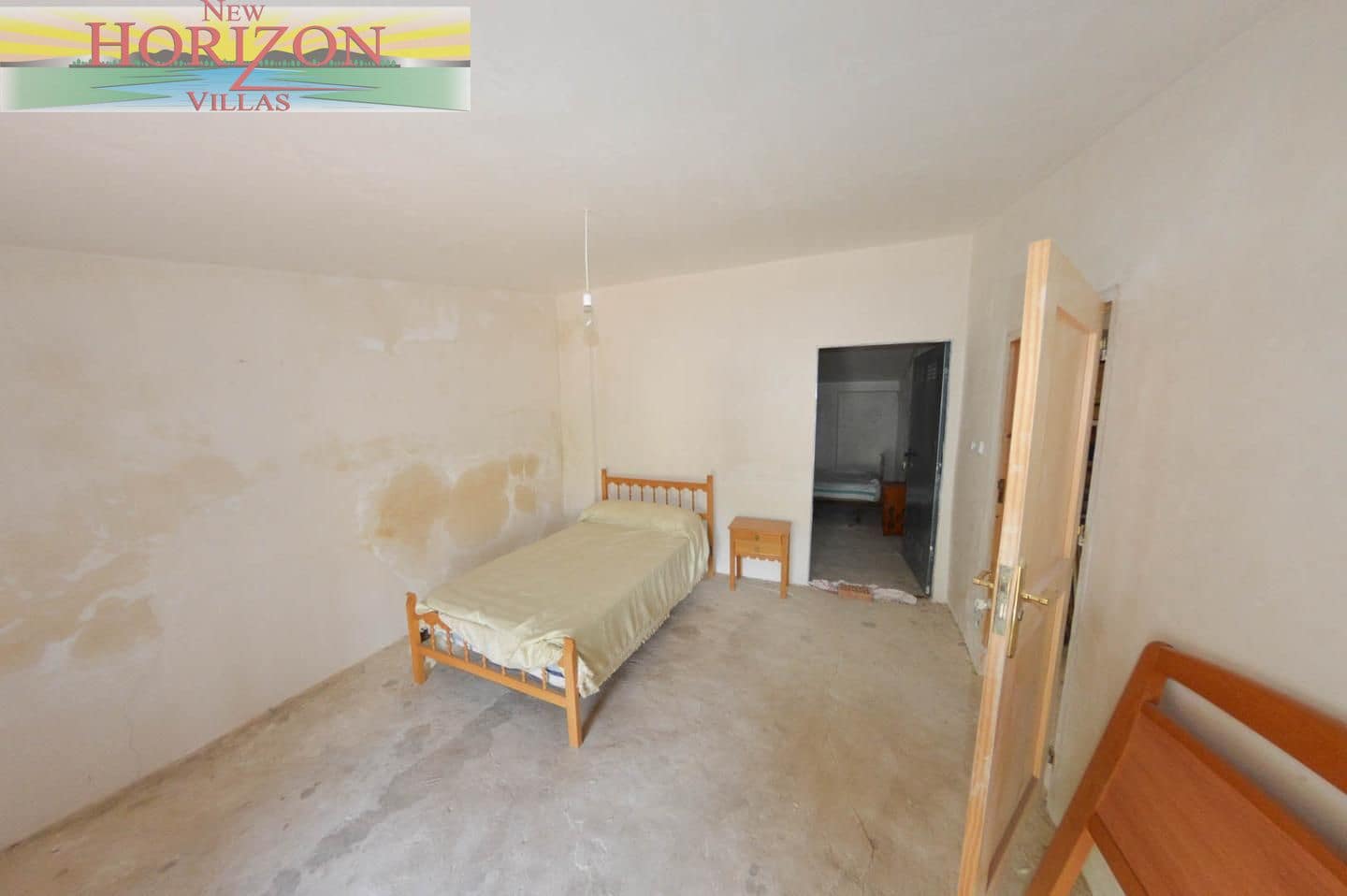 8 bedroom Villa for sale in Zurgena with garage - € 99,000 (Ref: 9191694)