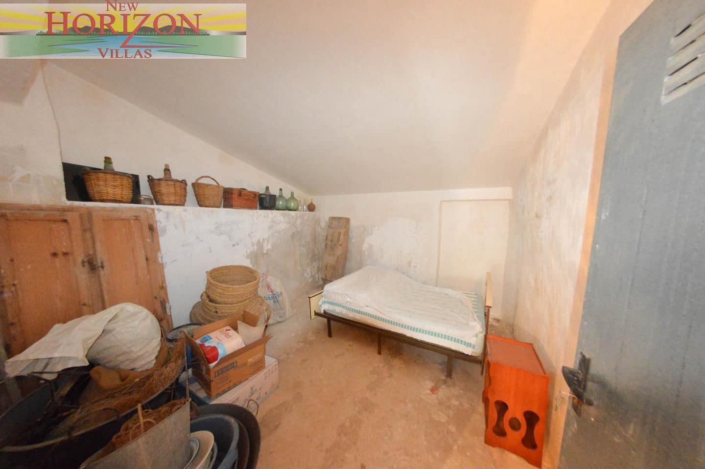 8 bedroom Villa for sale in Zurgena with garage - € 99,000 (Ref: 9191694)