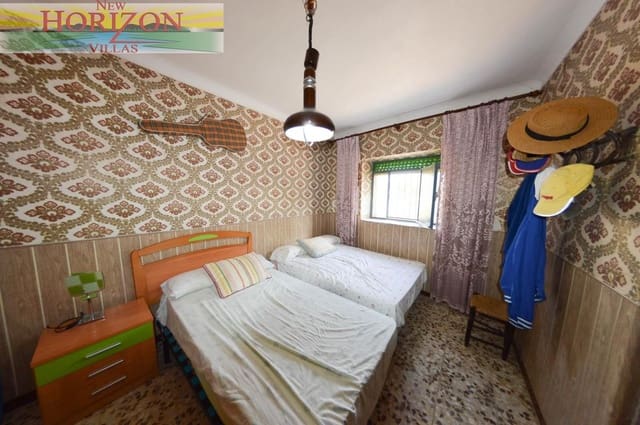 8 bedroom Villa for sale in Zurgena with garage - € 99,000 (Ref: 9191694)