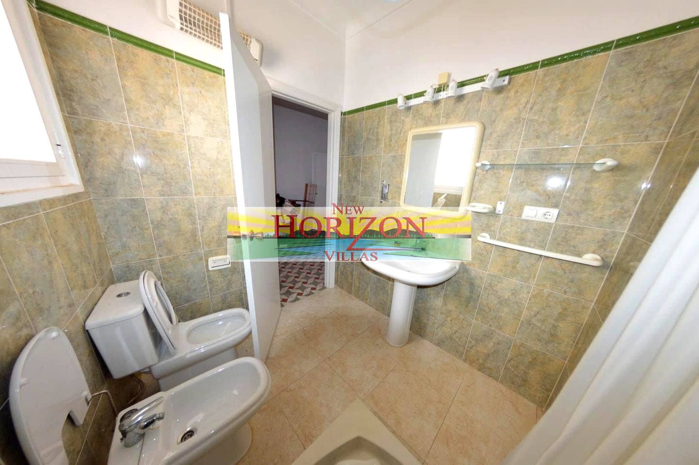 5 bedroom Villa for sale in Cuevas del Almanzora - € 200,000 (Ref: 9432396)