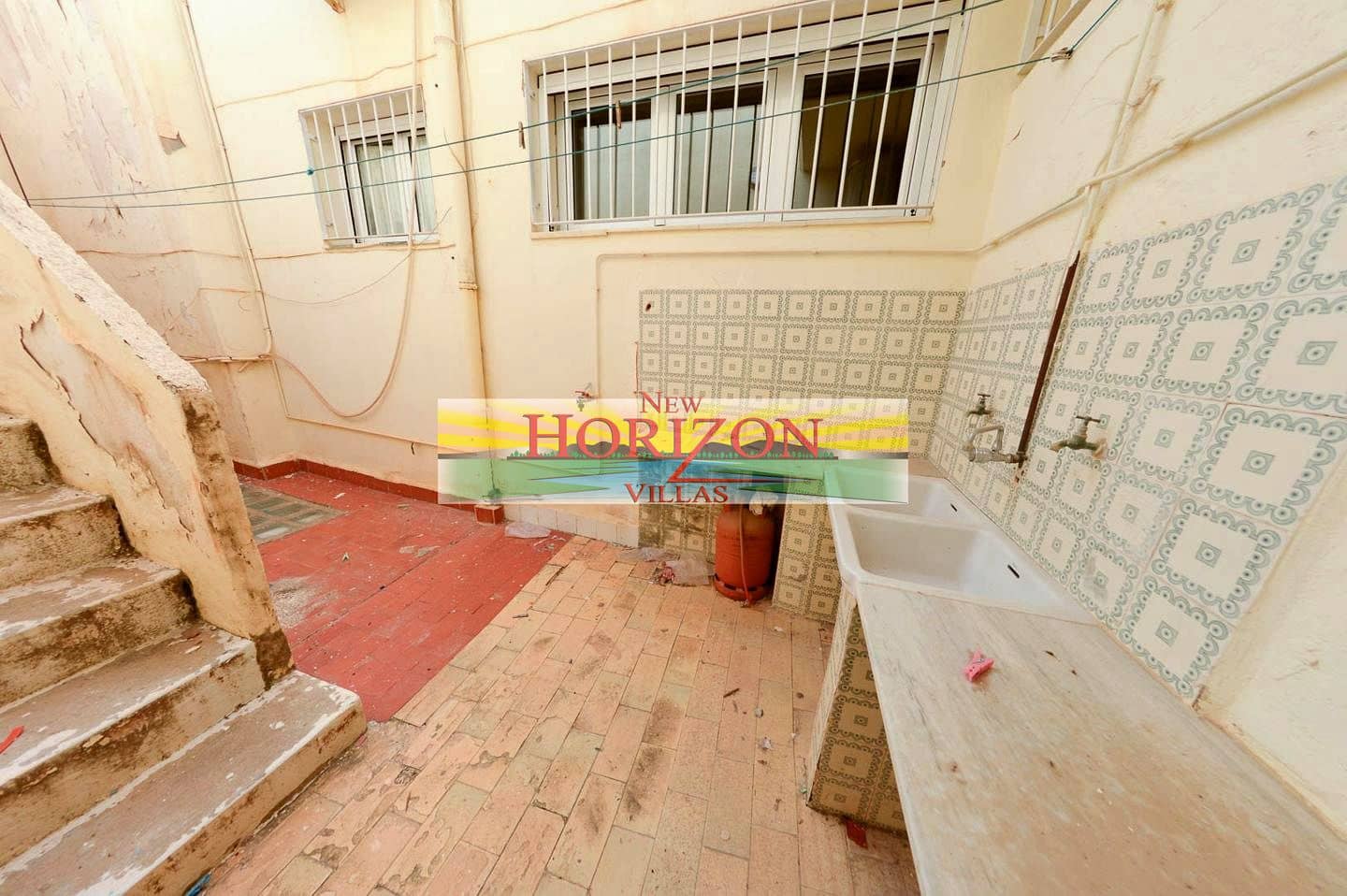 5 bedroom Villa for sale in Cuevas del Almanzora - € 200,000 (Ref: 9432396)