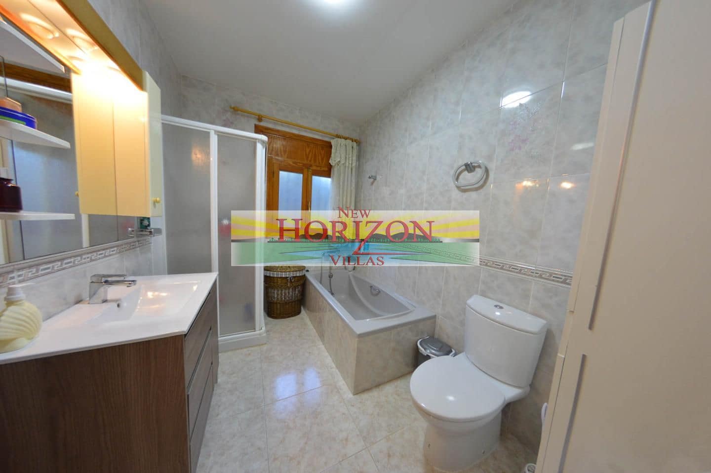 7 slaapkamer Flat te koop in Albox met garage - € 450.000 (Ref: 9628341)