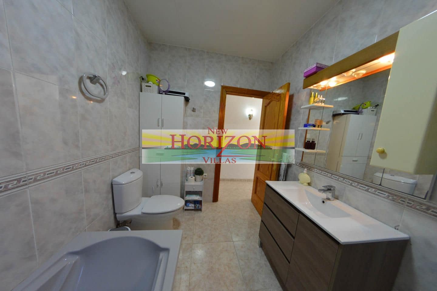 7 slaapkamer Flat te koop in Albox met garage - € 450.000 (Ref: 9628341)