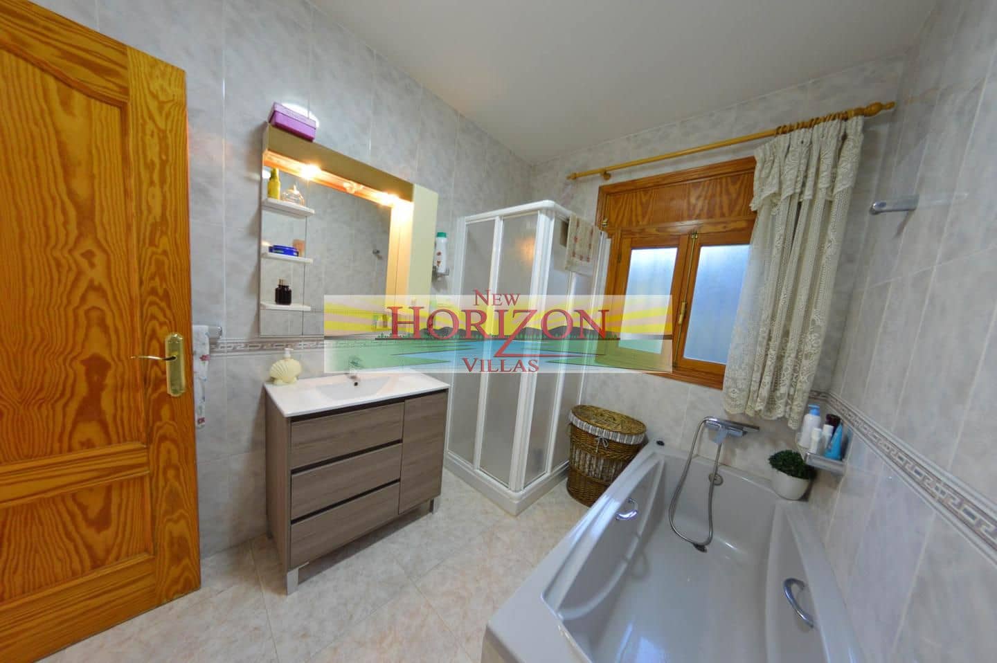 7 slaapkamer Flat te koop in Albox met garage - € 450.000 (Ref: 9628341)