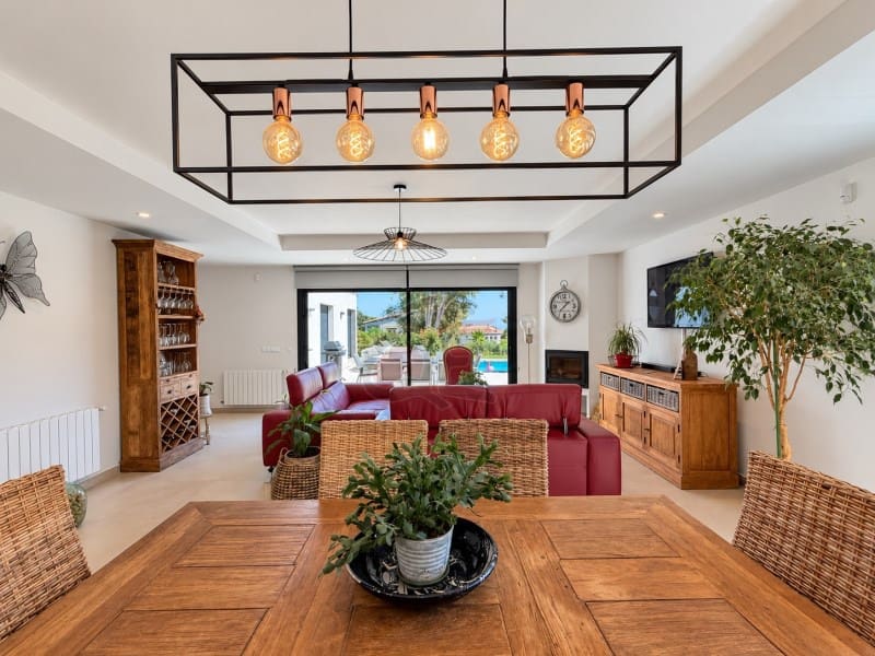 4 bedroom Villa for sale in Platja d'Aro with garage - € 778,000 (Ref: 10058742)