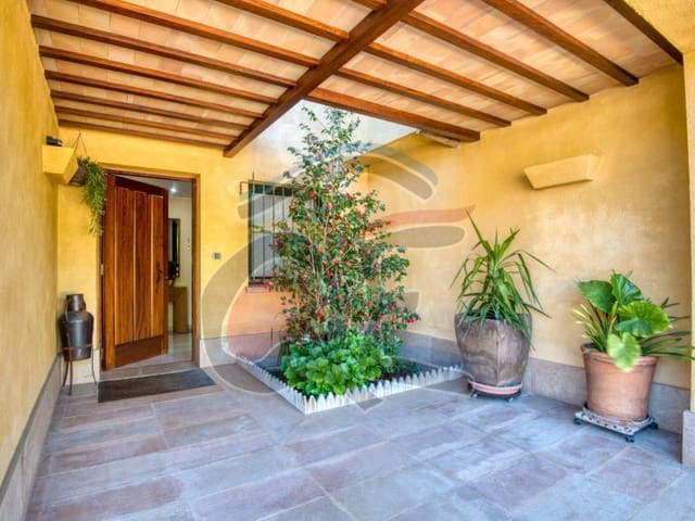 5 bedroom Villa for sale in La Bisbal d'Empordà with garage - € 550,000 (Ref: 8049426)