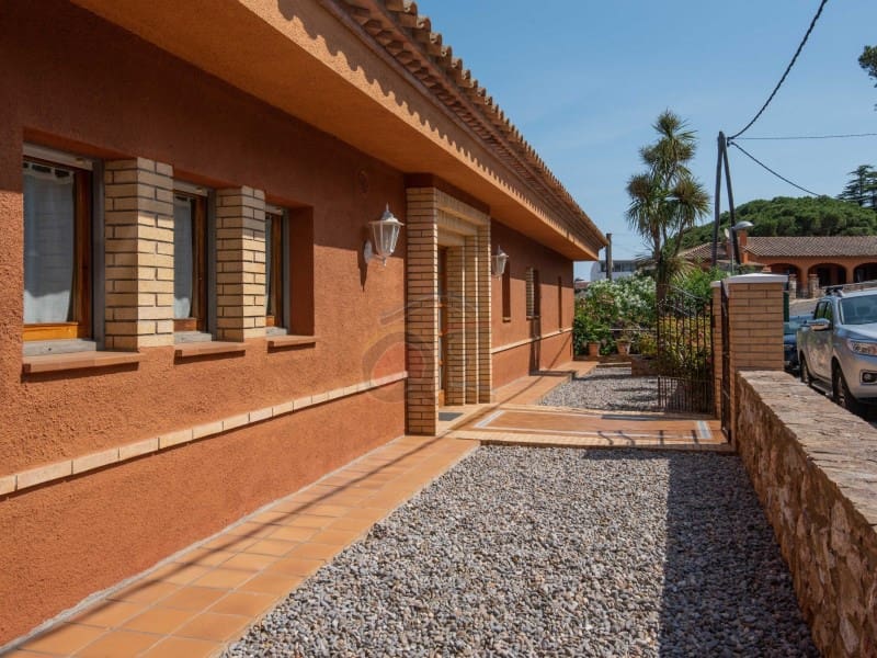 4 bedroom Villa for sale in Begur with pool garage - € 820,000 (Ref: 8122764)