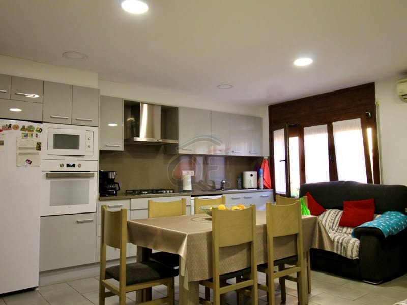 4 bedroom Villa for sale in Mont-ras with garage - € 325,000 (Ref: 8591241)